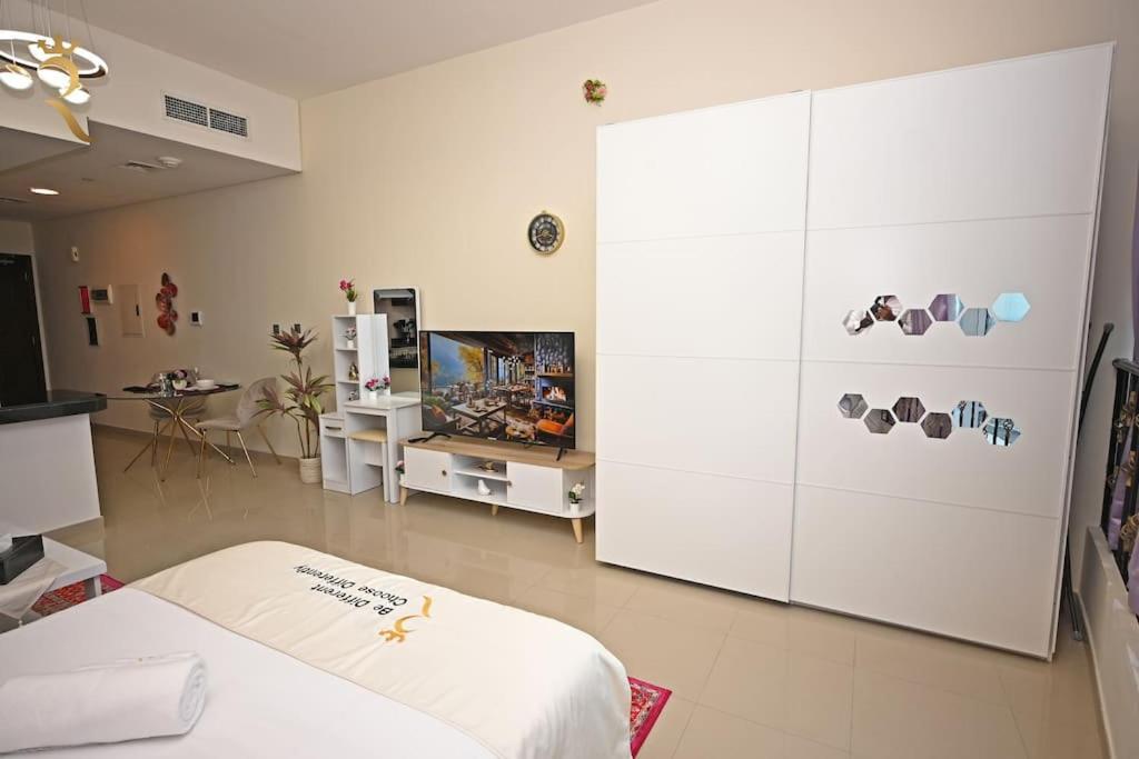 Апартаменты Queen Studio-city Of Lights In Al Reem